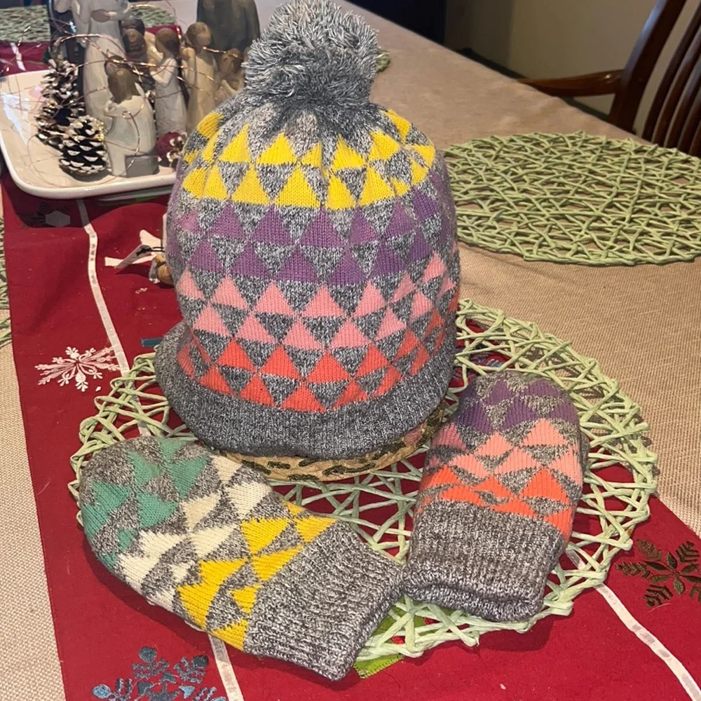 Gap Kids Grey with Multi Color Triangle Shape Hat and Mittens EUC